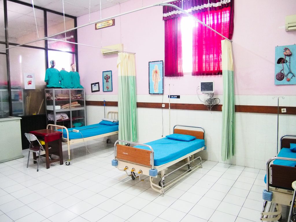 Lab Gawat Darurat STIKES Hutama Abdi Husada - foto 2