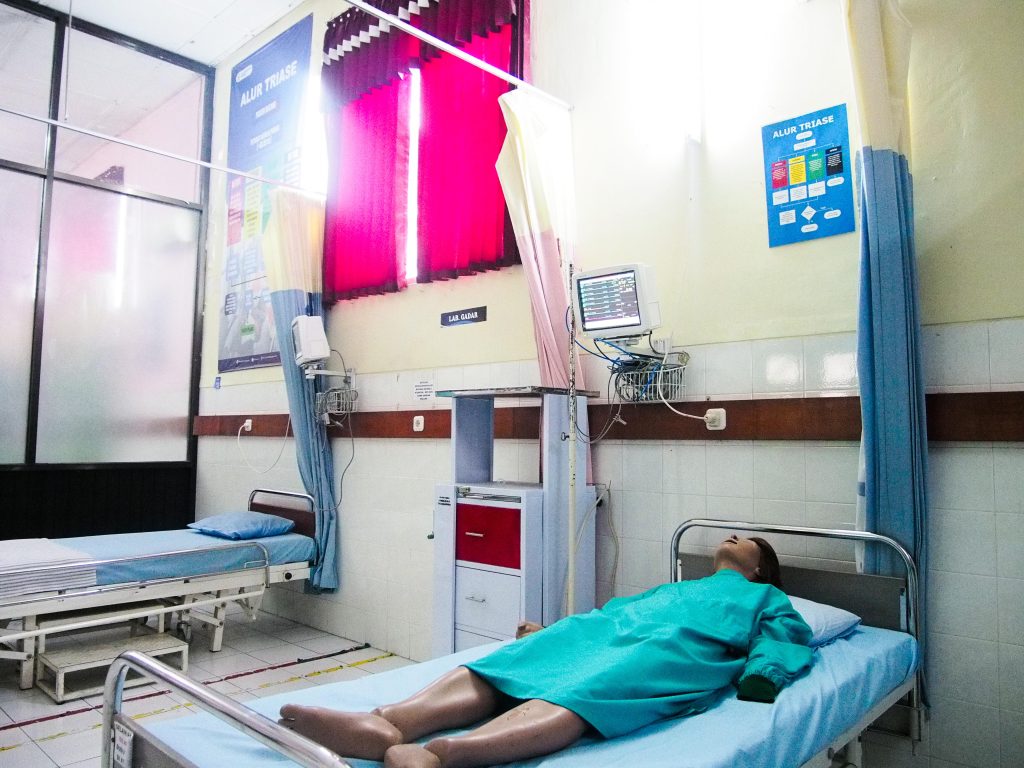 Lab Gawat Darurat STIKES Hutama Abdi Husada - foto 3